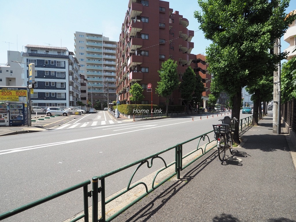 ライオンズステーションプラザ西台　前面道路